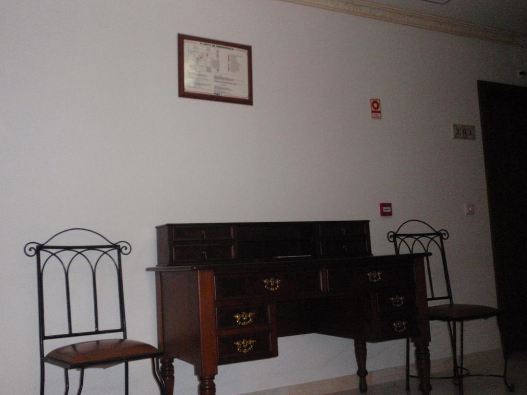"O Viajante" Low Cost Hotel Estremoz Bagian luar foto