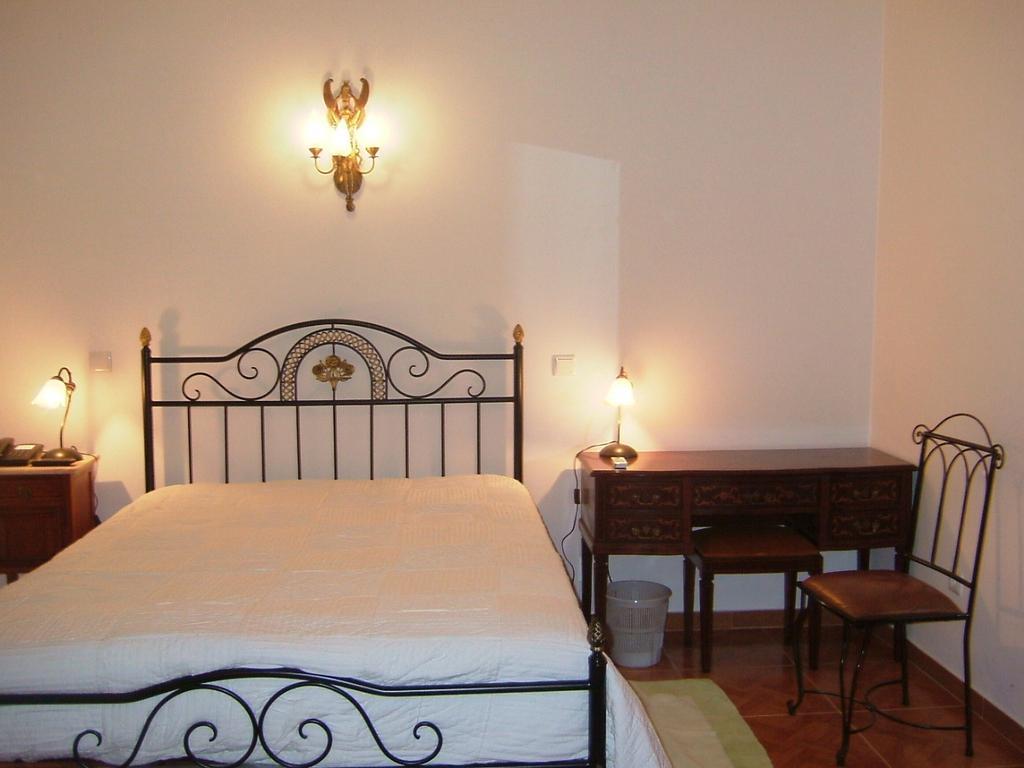 "O Viajante" Low Cost Hotel Estremoz Ruang foto